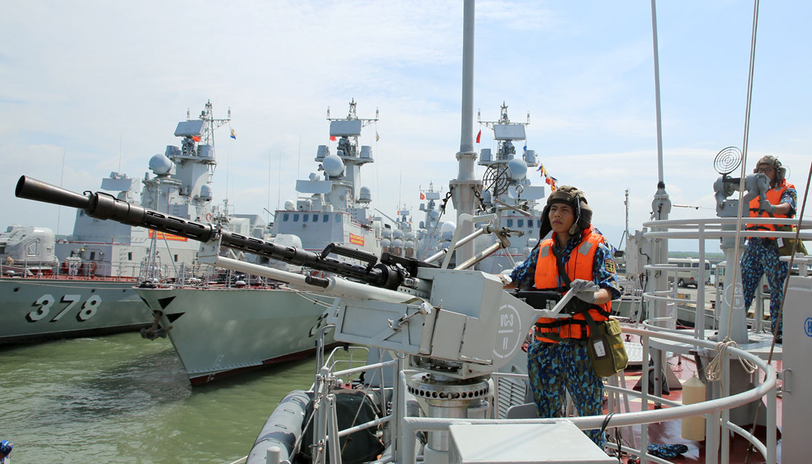 Bộ đội Tàu 272, Lữ đoàn 167, Vùng 2 Hải quân thực hành nội dung thi báo động phòng không đánh máy bay địch.