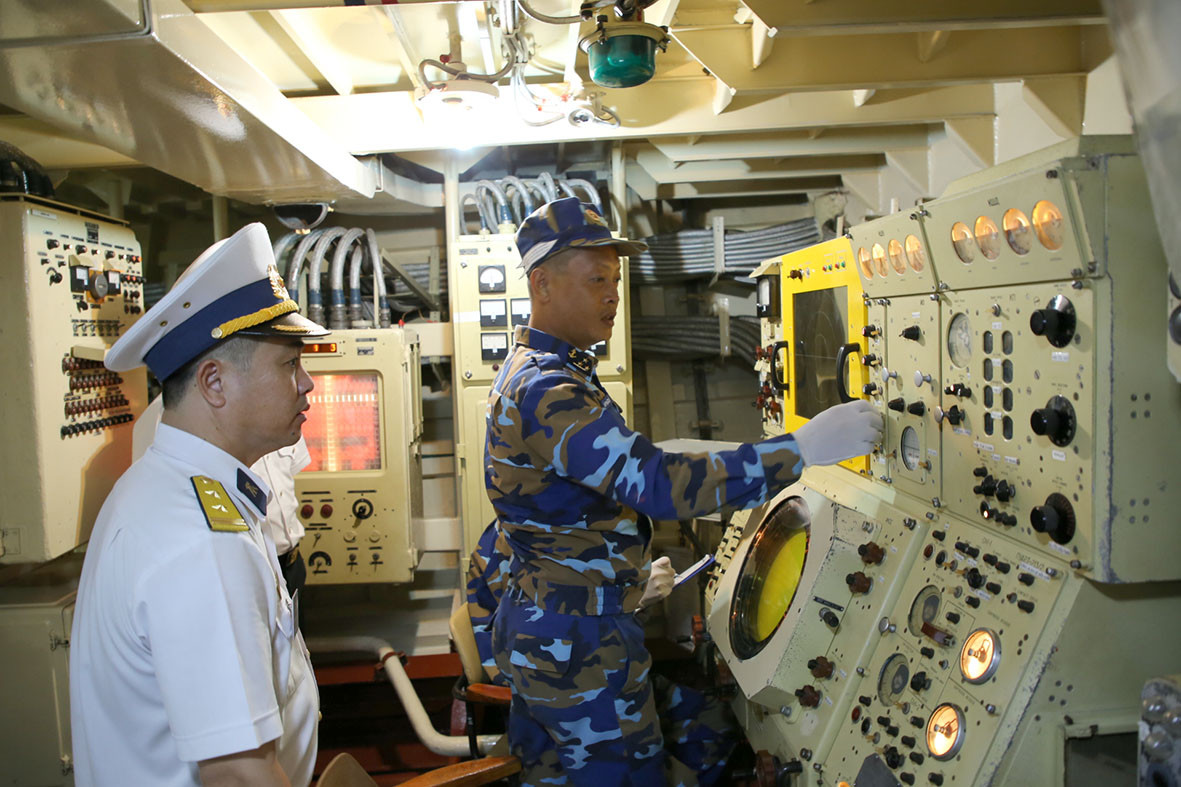 Kiểm tra thao tác thực hành khí tài điện trên Tàu 371, Lữ đoàn 162, Vùng 4 Hải quân.