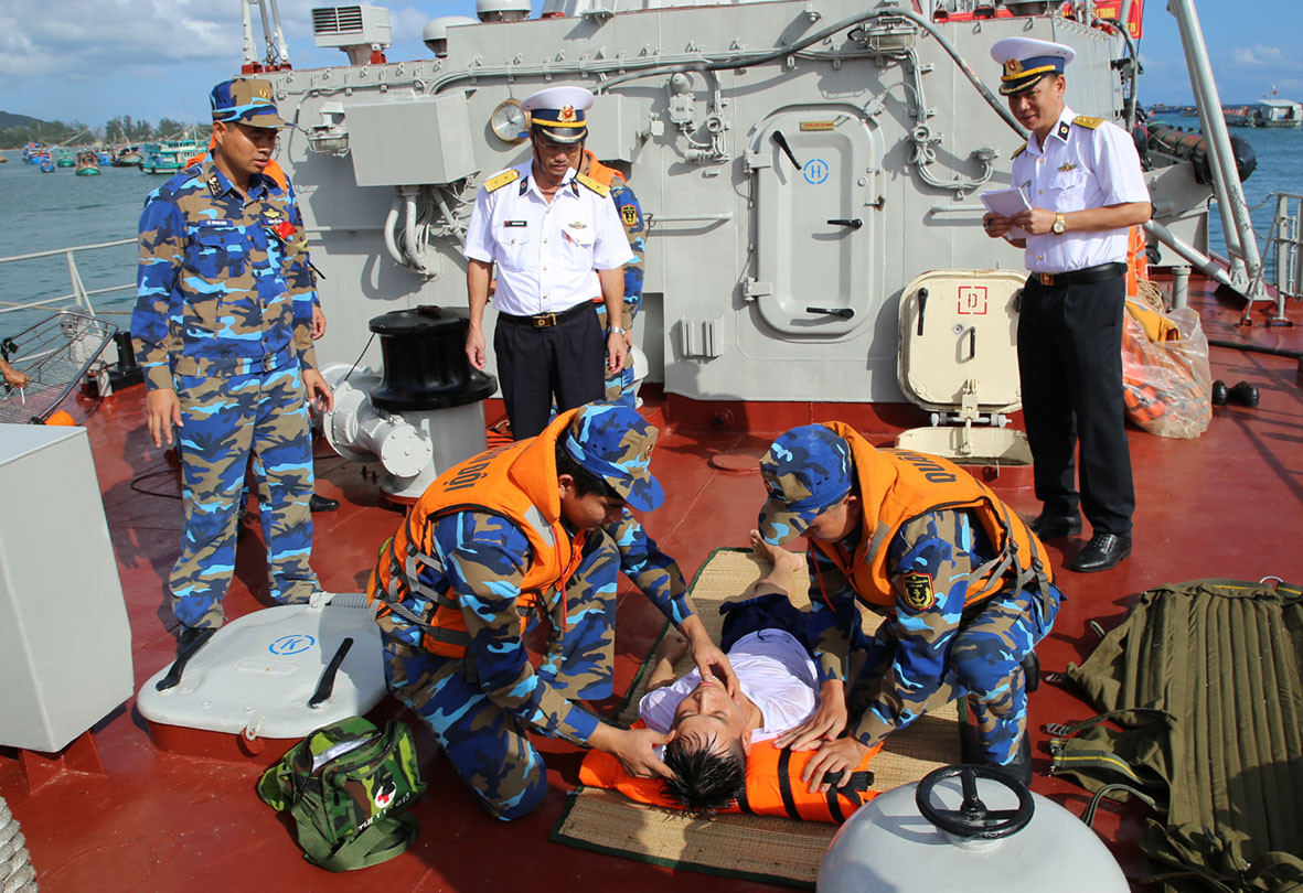 Thực hành cấp cứu người bị rơi xuống nước trên tàu Vùng 5.