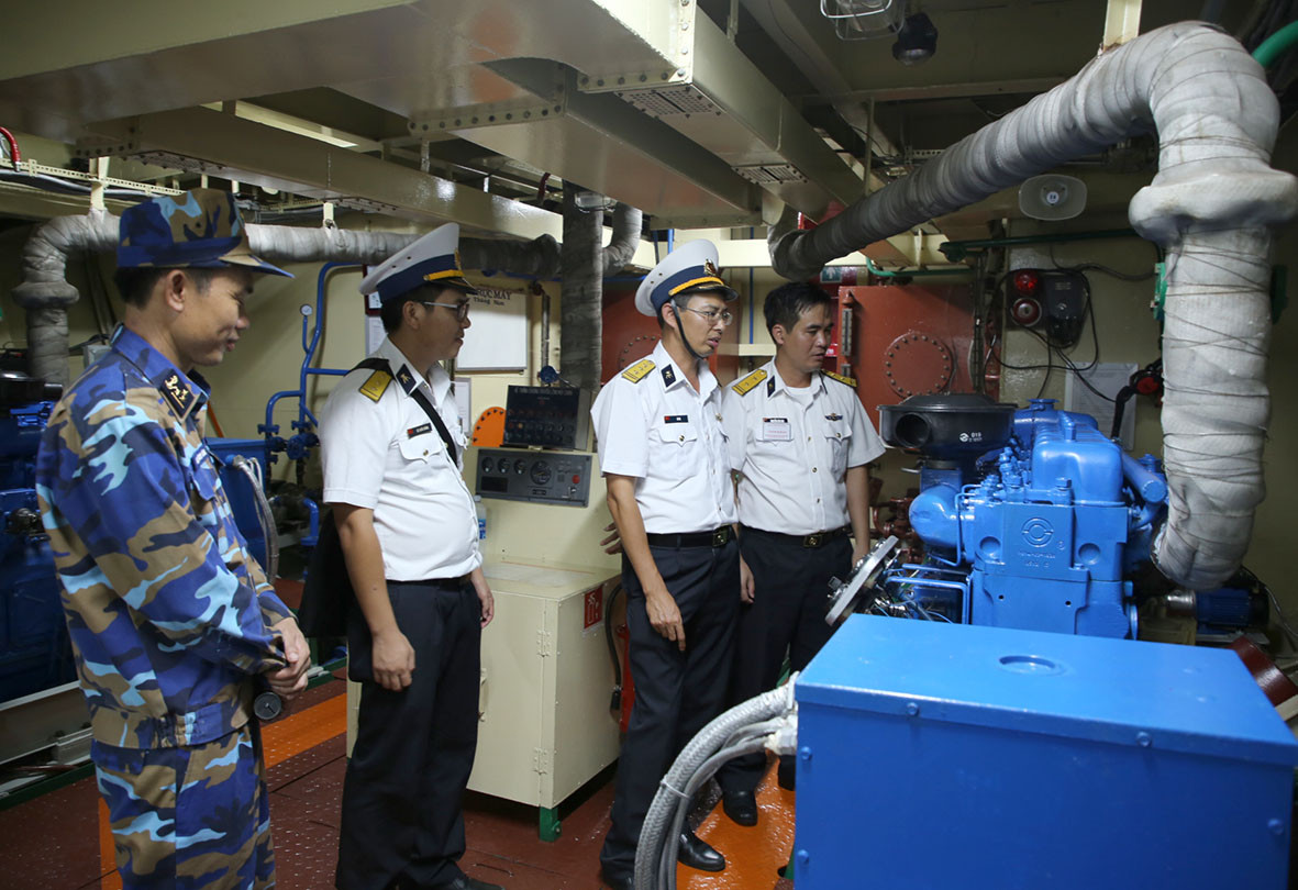 Kiểm tra máy tàu ở điểm thi Vùng 2.