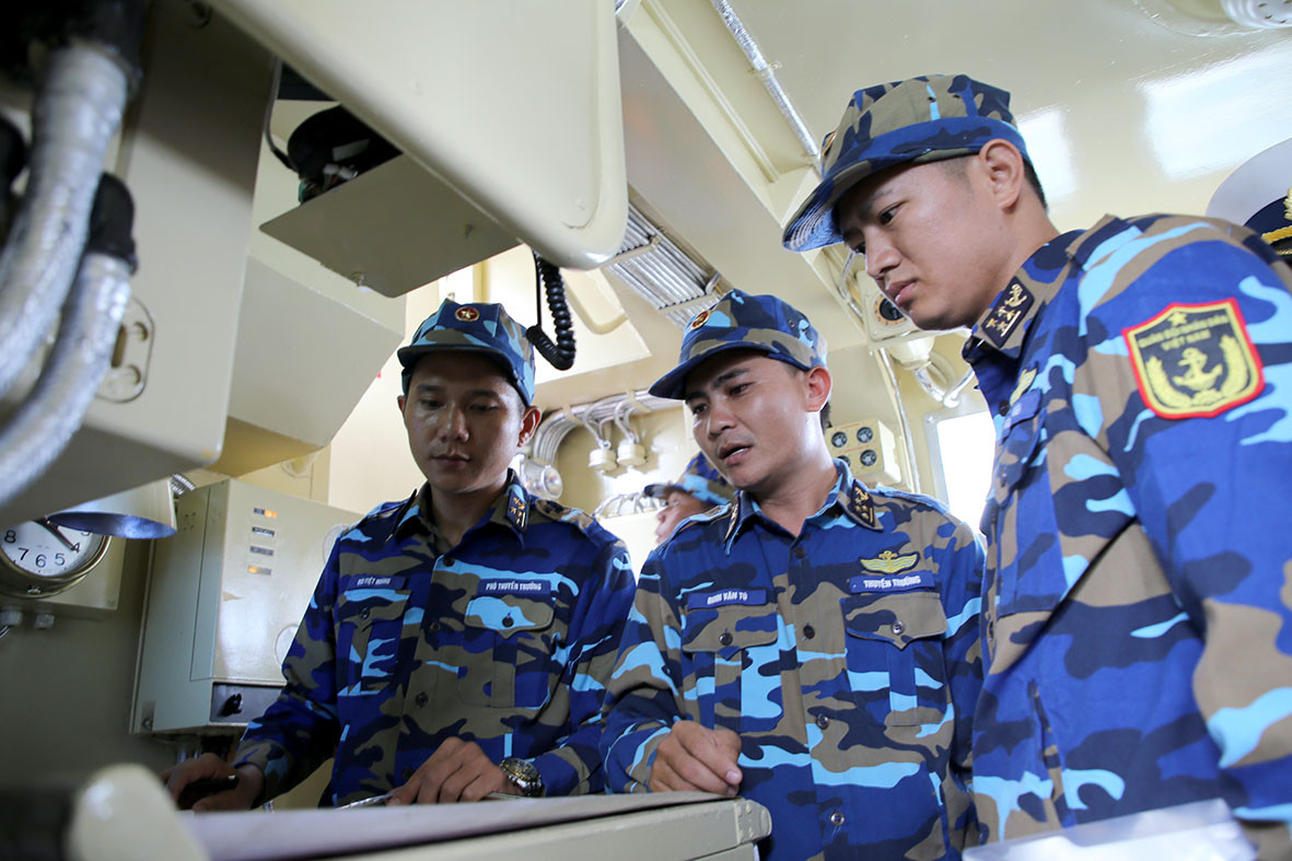 Chỉ huy Tàu 360, Lữ đoàn 172, Vùng 3 Hải quân Việt Nam hội ý trước khi thực hiện nội dung thi báo động công kích tên lửa.