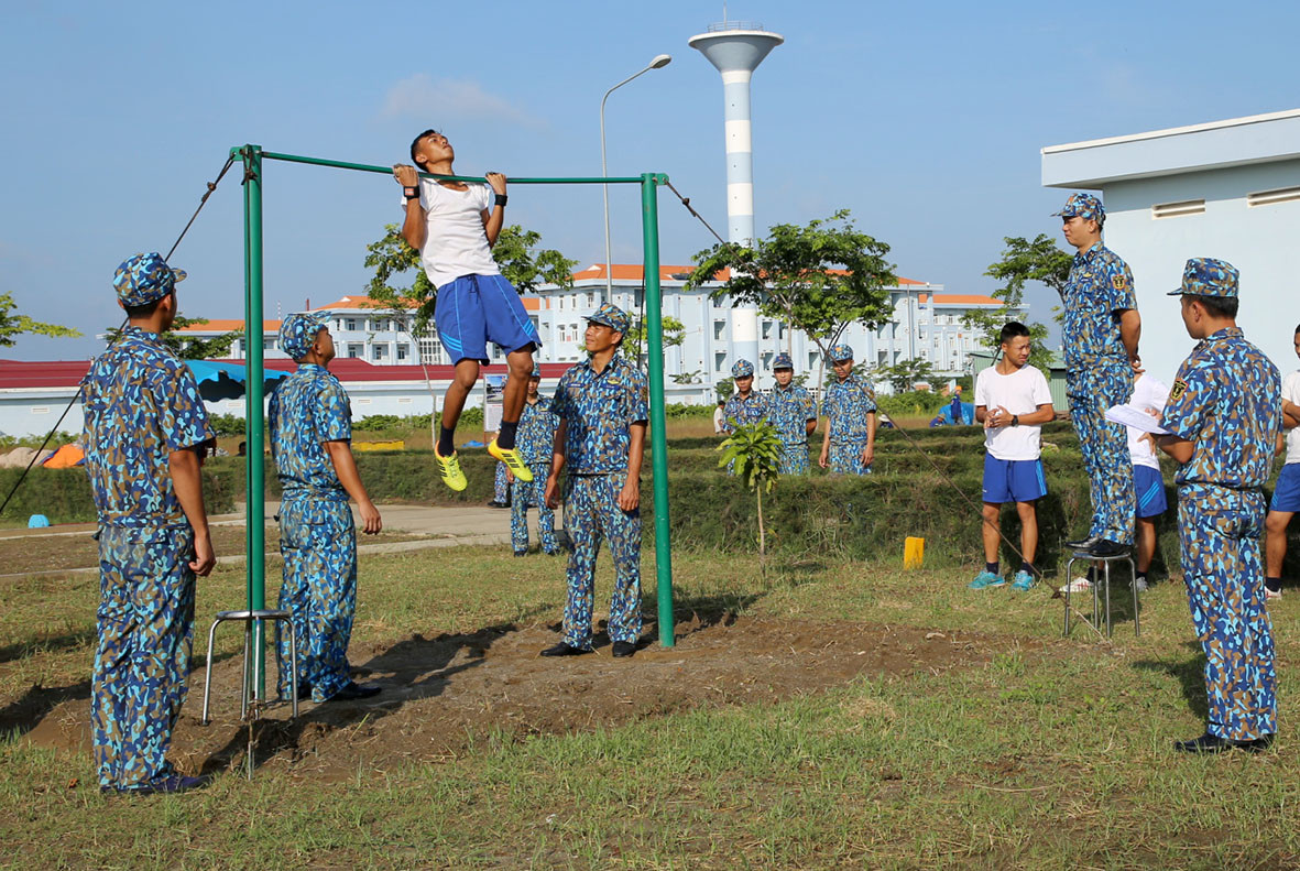 Thi điều lệnh, thể lực ở điểm thi Vùng 2 Hải quân.