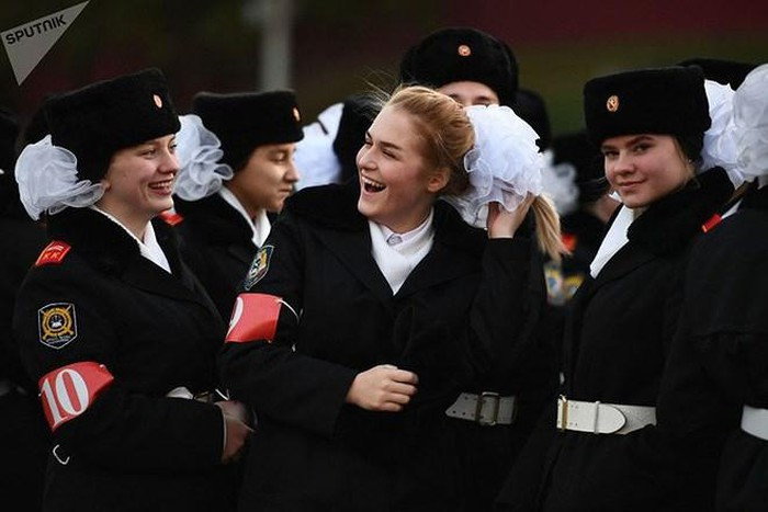Nét vui tươi của các nữ quân nhân trong đơn vị văn nghệ của quân đội Nga.