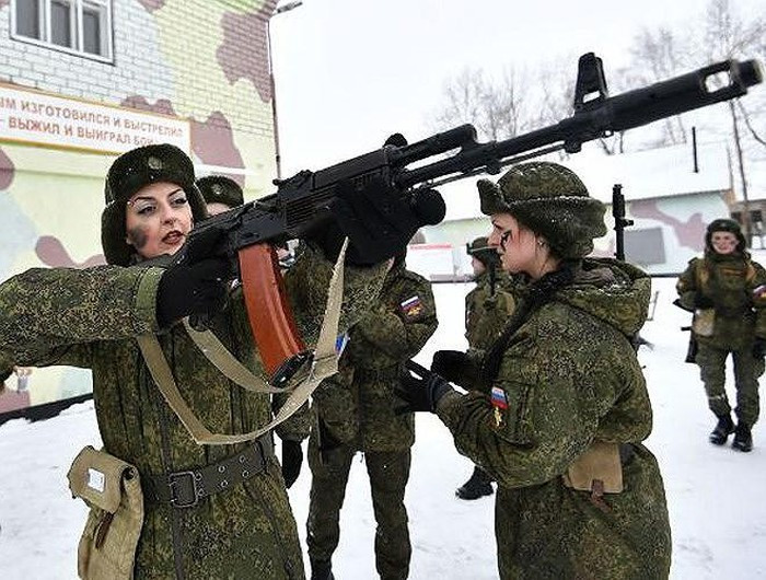 Nữ quân nhân Nga ngày nay không chỉ bó hẹp trong các lĩnh vực phi chiến đấu mà đang được mở rộng sang các đơn vị chiến đấu trực tiếp.