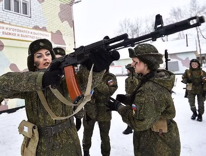 Nữ quân nhân Nga ngày nay không chỉ bó hẹp trong các lĩnh vực phi chiến đấu mà đang được mở rộng sang các đơn vị chiến đấu trực tiếp.