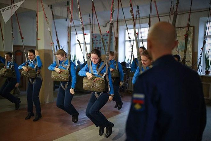 Các học viên đổ bộ đường không đang tham gia huấn luyện.