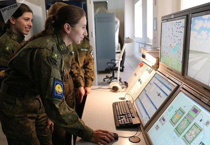Các nữ sinh viên trường hàng-không quân sự tại tổ hợp huấn luyện ở Krasnodar.