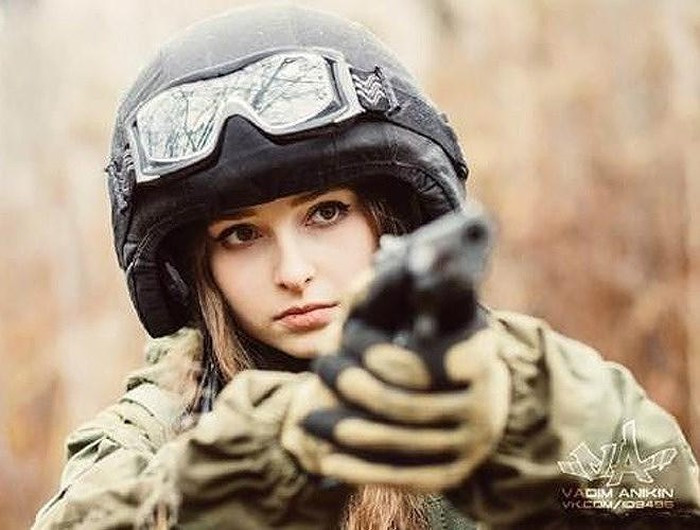 Một nữ quân nhân đang tham gia khóa học huấn luyện bắn súng ngắn.