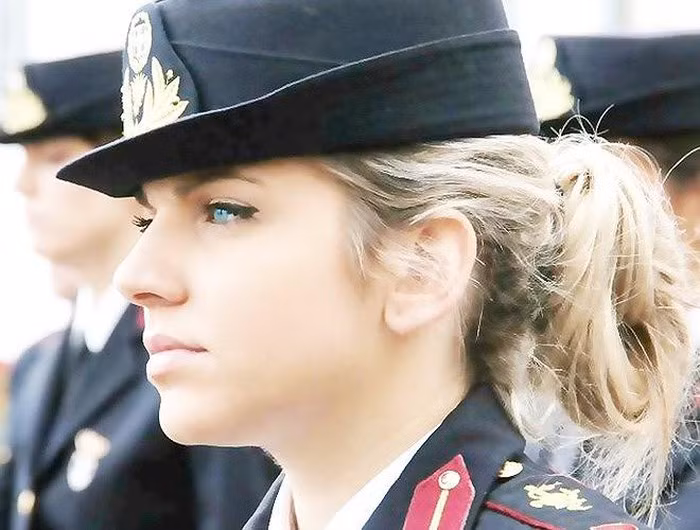 Vẻ đẹp của nữ quân nhân Nga với ánh mắt xanh sâu thẳm.