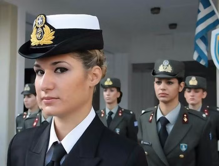 Hiện có khoảng 35.000 phụ nữ phục vụ trong các đơn vị quân đội Nga, trong đó, 2.600 nữ sĩ quan, 72 người giữ chức vụ chỉ huy.