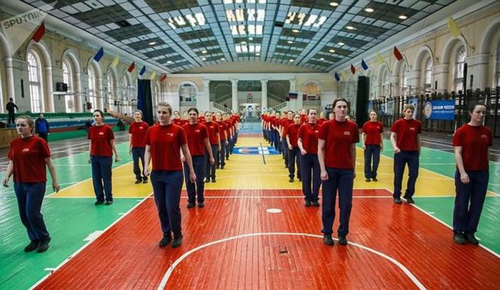 Các học viên nữ đang tham gia một buổi huấn luyện, rất nghiêm túc và đầy quyết tâm.