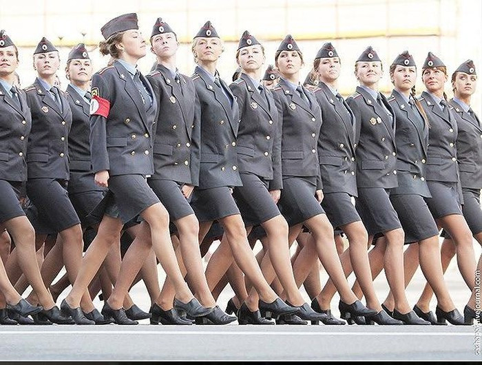 Các nữ binh sĩ Nga trong một cuộc duyệt binh tại Quảng trường Đỏ.