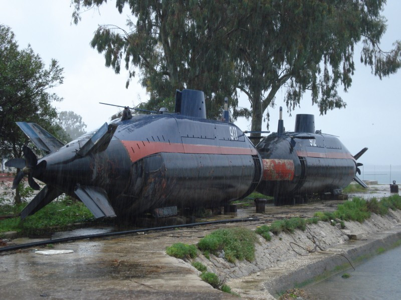 Do đặc thù nhiệm vụ của mình nên vũ khí trang bị của tàu ngầm Una rất khiêm tốn chỉ với 4 tàu lặn R-1 và 4 thủy lôi AIM-70. Thủy thủ đoàn gồm 4 người cộng thêm 6 lính đặc nhiệm hải quân.