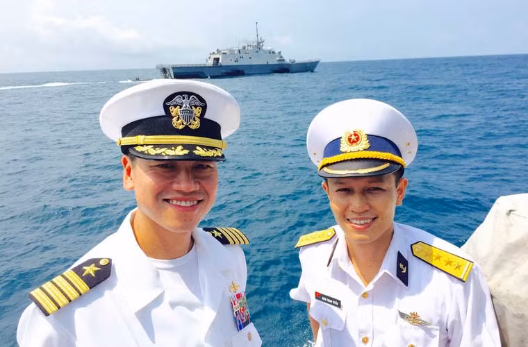 Phó chỉ huy Biên đội tàu khu trục số 7 Đại tá Lê Bá Hùng (người Mỹ gốc Việt) chụp ảnh chung với sĩ quan Hải quân Nhân dân Việt Nam trên tàu USS Fitzegarld.