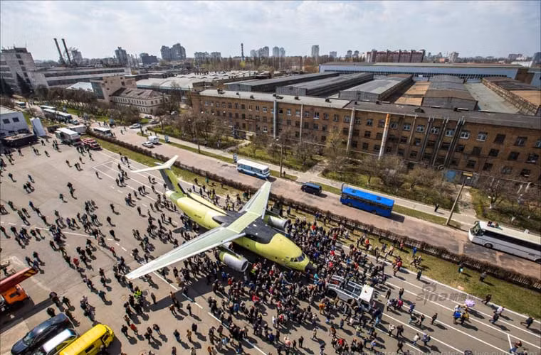 Biển người chào đón máy bay vận tải hạng nhẹ An-178 đầu tiên dành cho Không quân Ukraine được xuất xưởng.