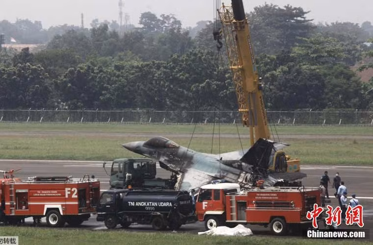 Lực lượng cứu hộ đang cẩu chiếc tiêm kích F-16 của Không quân Indonesia sau khi bị bốc cháy không rõ nguyên nhân ngay trên đường băng. Chiếc F-16 này được Mỹ viện trợ cho Không quân Indonesia sửa dụng.