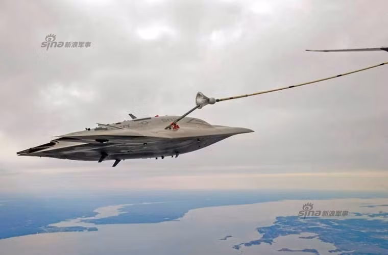 Ảnh quân sự ấn tượng nhất tuần qua –UAV tàng hình X-47B tiếp nhiên liệu trên không trong cuộc thử nghiệm hôm 15/4. Việc tiếp nhiên liệu trên không với máy bay có người lái đã khó thì UAV càng khó hơn. Nhưng người Mỹ đã vượt qua được thử thách có độ khó khủng khiếp này.