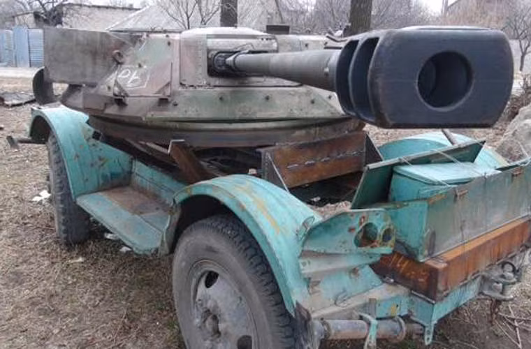 Ảnh vũ khí ấn tượng nhất tuần qua – xe thiết giáp chiến đấu tự chế của quân ly khai Ukraine với phần khung xe rơ moóc 4 bánh lắp tháp pháo xe BMP-2. Tháp pháo có thể bắn tự động hoặc được điều khiển bởi một người.