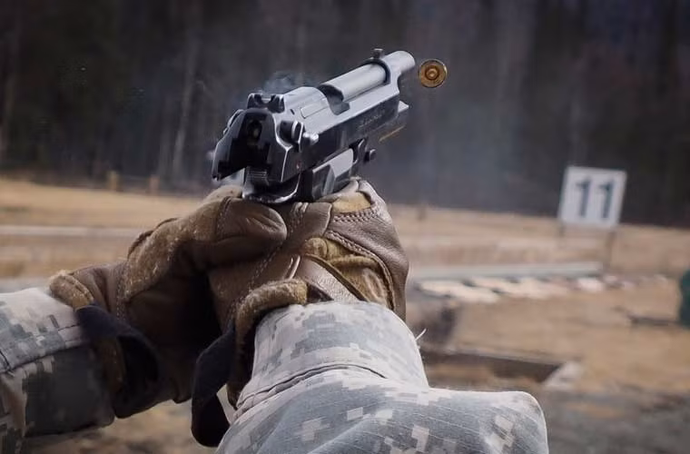 Khoảnh khắc vỏ đạn khẩu súng lục M9 được hất ra khỏi súng sau khi xạ thủ ấn cò.