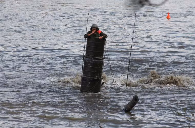 Chiếc xe tăng Leopard 1 của Quân đội Thổ Nhĩ Kỳ chỉ còn nhô lên đầu nòng và thiết bị thông hơi trong cuộc diễn tập vượt sông sâu.