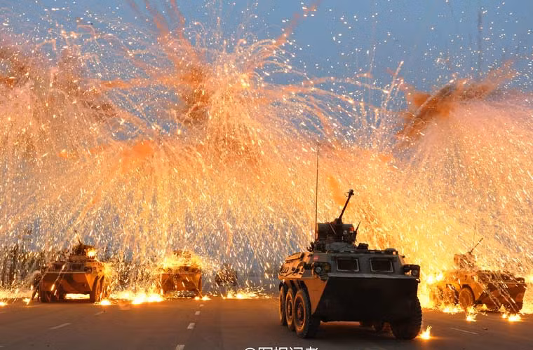 Xe chiến đấu bộ binh bánh lốp ZSL-92 của Quân đội Trung Quốc phóng đạn khói tạo nên màn diễu binh hoành tráng. Đây có lẽ là một trong những hình ảnh quân sự đẹp nhất tuần qua.