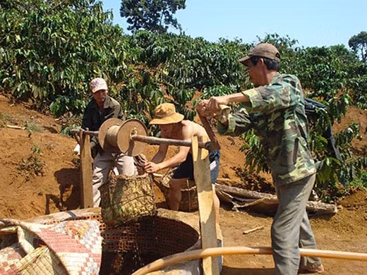 Bi an bo xuong nguoi chet duoi day gieng