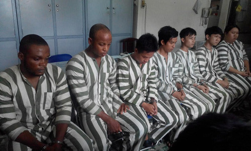 Nhom nguoi nuoc ngoai lua phu nu hang chuc ti qua facebook