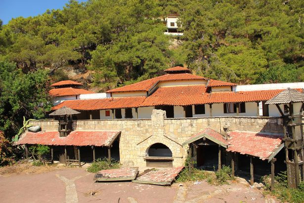 Ben trong khu nha hoang duoc vi nhu “Disneyland danh cho ke dien”