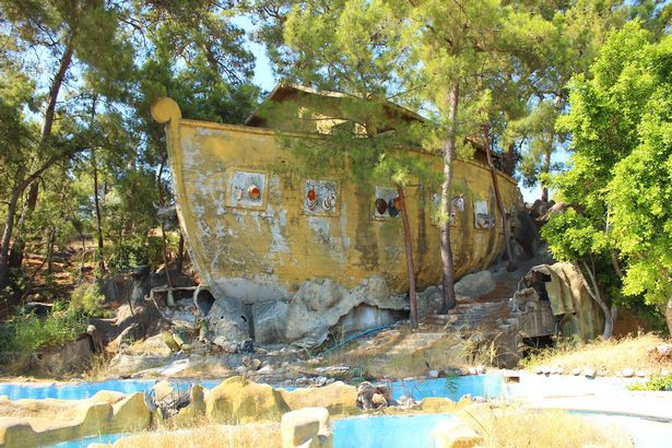 Dream Club Sea Resort bất ngờ đóng cửa vào tháng 6/2014 trước sự tiếc nuối của phần lớn du khách và kể từ đó công trình bị bỏ hoang hoàn toàn. Tuy nhiên vẻ đẹp đầy ám ảnh và lịch sử độc đáo của nó vẫn thu hút hàng nghìn du khách mỗi năm.