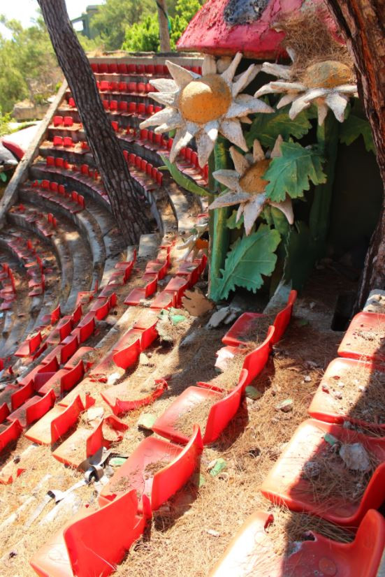 Những con ếch bằng đá khổng lồ rải rác xung quanh lối đi, một bản sao của chiếc thuyền Noah Ark cùng nhiều tấm bảng đá cẩm thạch với dòng chữ mờ nhạt bên trong khu nhà hoang cũng khiến nhiều người cảm thấy khó hiểu trước phong cách trang trí này.