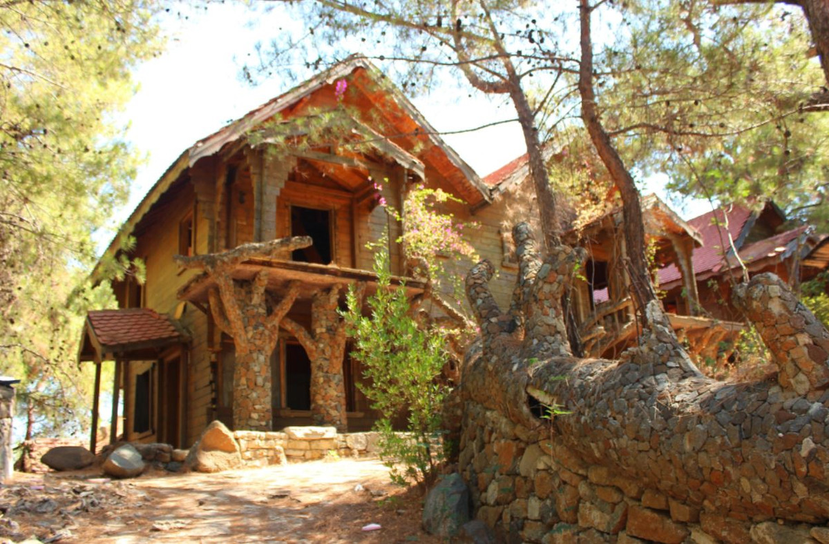 Do nằm trên sườn núi bao phủ bởi thiên nhiên, khu nghỉ dưỡng bỏ hoang trông càng thêm bí ẩn, cũ nát bị cây cối mọc um tùm che khuất. Ở một góc khác là 3 tác phẩm điêu khắc khỉ có kích thước như người thật đã gỉ sét đang ngồi nhìn chằm chằm vào vực thẳm.