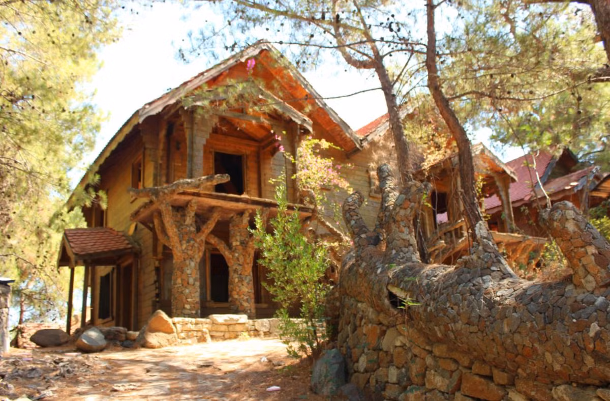 Do nằm trên sườn núi bao phủ bởi thiên nhiên, khu nghỉ dưỡng bỏ hoang trông càng thêm bí ẩn, cũ nát bị cây cối mọc um tùm che khuất. Ở một góc khác là 3 tác phẩm điêu khắc khỉ có kích thước như người thật đã gỉ sét đang ngồi nhìn chằm chằm vào vực thẳm.