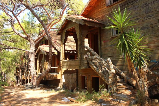 Nhiếp ảnh gia người Nga Dmitry Rzhannikov - người đã chụp những bức ảnh này khẳng định khu nghỉ dưỡng có lịch sử lừng lẫy và là kết quả của câu chuyện tình yêu giữa một tỷ phú người Đức và một người đẹp Thổ Nhĩ Kỳ.