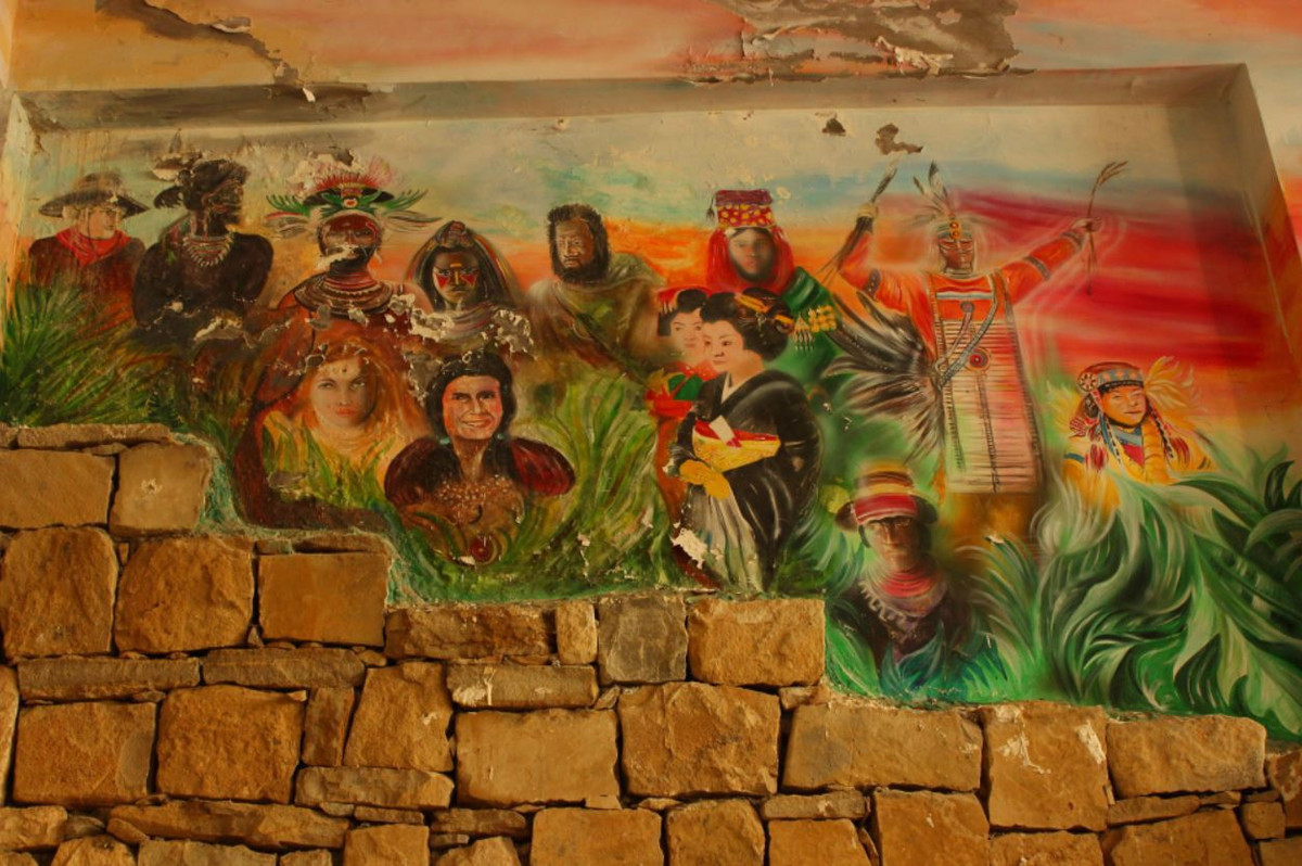 Khu vực dành cho trẻ em của khu phức hợp đặc biệt nổi bật, du khách sẽ được chào đón bởi một con sư tử đá ló ra sau cột hoặc những con khỉ đột khổng lồ phục kích. Thay vì hàng rào, một con sâu bướm khổng lồ uốn lượn và cây nhân tạo được dựng lên, không thể phân biệt được với những cây khác.