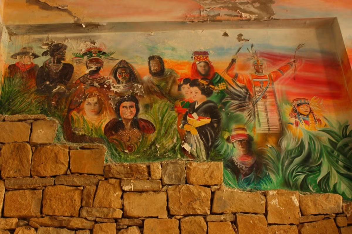 Khu vực dành cho trẻ em của khu phức hợp đặc biệt nổi bật, du khách sẽ được chào đón bởi một con sư tử đá ló ra sau cột hoặc những con khỉ đột khổng lồ phục kích. Thay vì hàng rào, một con sâu bướm khổng lồ uốn lượn và cây nhân tạo được dựng lên, không thể phân biệt được với những cây khác.