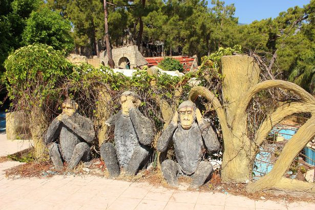 Vị tỷ phú xây dựng Dream Club Sea Resort tặng cho tình nhân như một món quà nhưng sau đó người đẹp đã phản bội, vì vậy khu nghỉ dưỡng về tay một doanh nhân Thổ Nhĩ Kỳ.