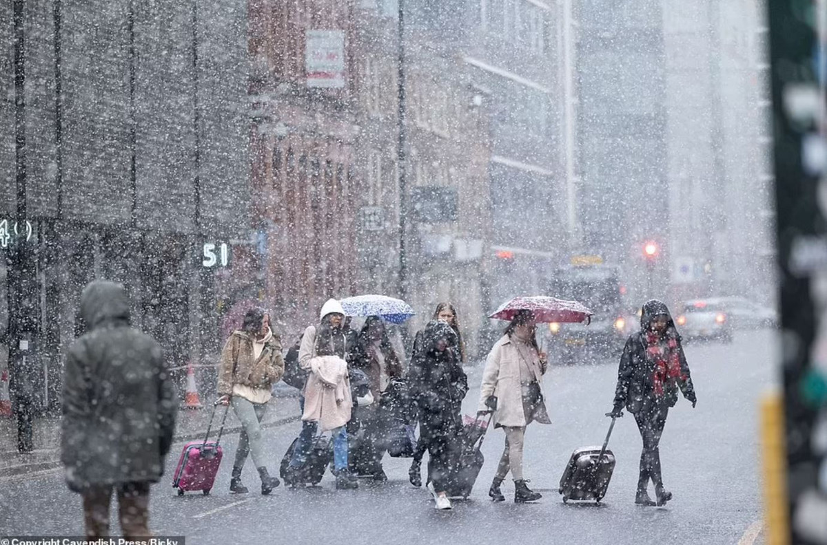 Cảnh sát khuyến cáo người dân chỉ nên ra ngoài nếu thực sự cần thiết trong tình hình thời tiết khắc nghiệt, gió lớn, sau khi các con đường đóng cửa do các mảnh vỡ rơi ở những khu vực bị ảnh hưởng nặng nề nhất ở Scotland.