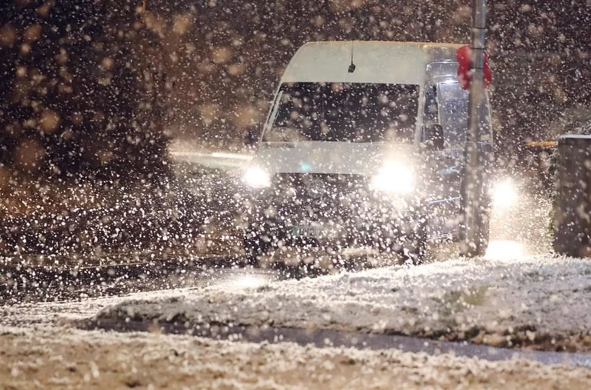 Hơn 120 xe tải tại Anh đã mắc kẹt giữa đường sau khi chính quyền yêu cầu đóng cửa cao tốc.