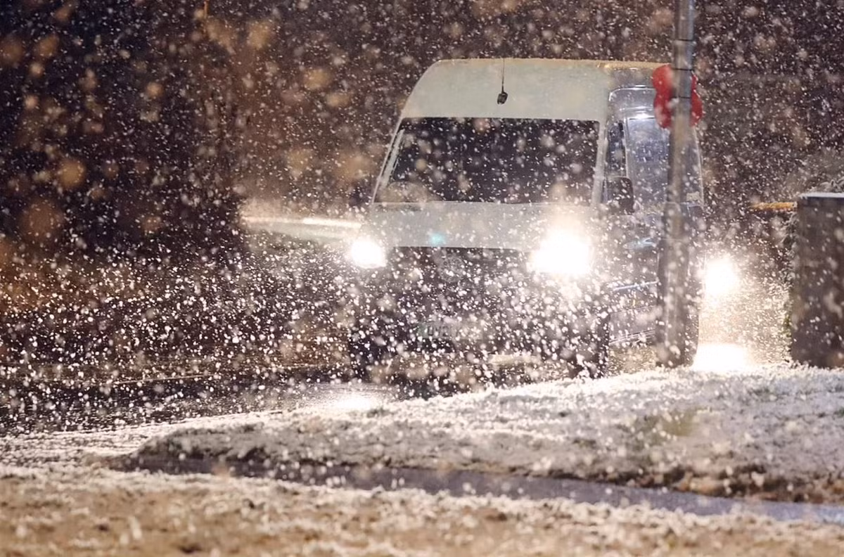 Hơn 120 xe tải tại Anh đã mắc kẹt giữa đường sau khi chính quyền yêu cầu đóng cửa cao tốc.