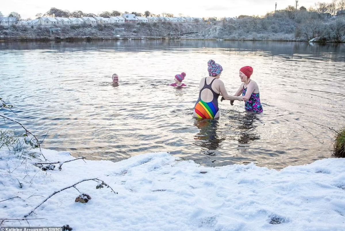 Lực lượng bảo vệ bờ biển cũng yêu cầu những khách du lịch tham quan tránh xa vùng biển. Ảnh: Dailymail