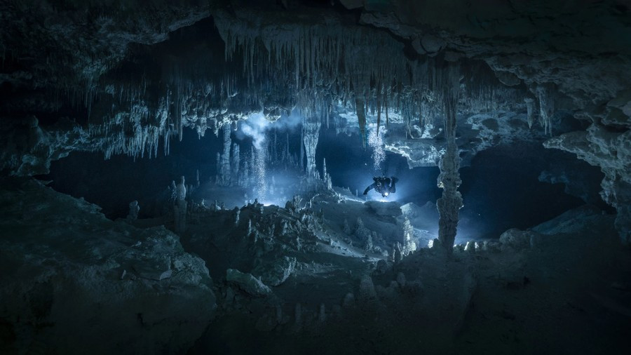 Bức ảnh đoạt giải ở hạng mục "Kiệt tác" trong cuộc thi Red Bull Illume Image Quest. Đây là hang Otoch Ha trong "mê cung" hang động ở Yucatan, Mexico trải dài hàng trăm km, với các thành tạo thạch nhũ tuyệt đẹp màu xanh lam.