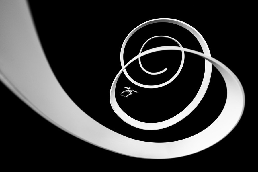 Ý tưởng chụp bức ảnh này dựa trên ảo ảnh quang học được gọi là "phối cảnh cưỡng bức". Nghe thì có vẻ là một kỹ xảo khá cầu kỳ nhưng về cơ bản đó chính xác là những gì hàng nghìn du khách làm khi "nhấc bổng" tháp nghiêng Pisa với hy vọng có được bức ảnh độc nhất vô nhị trong kỳ nghỉ ở Ý. Ảnh: theatlantic