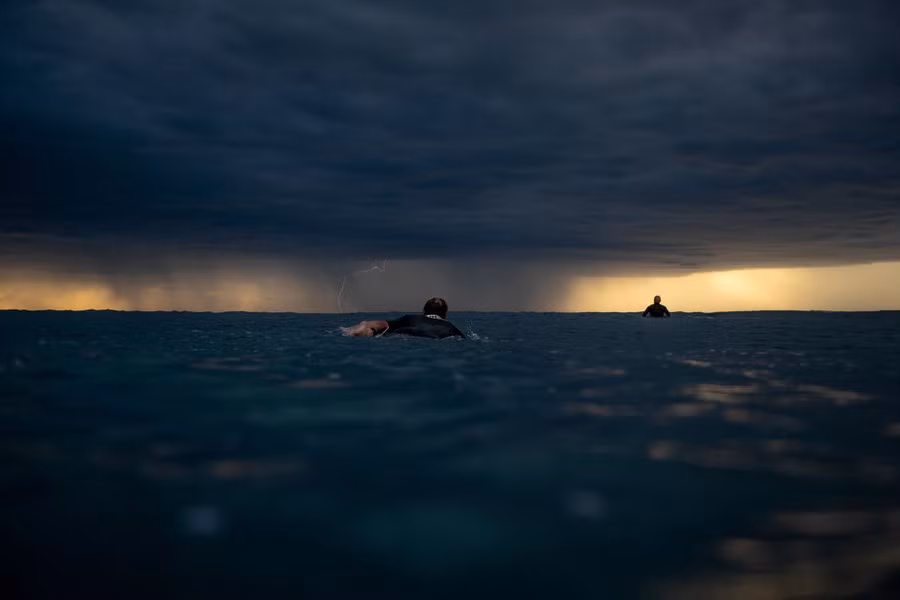 Thời tiết nhanh chóng thay đổi và một cơn giông bão tuyệt đẹp lướt qua trên đầu những người chơi mạo hiểm dưới nước.