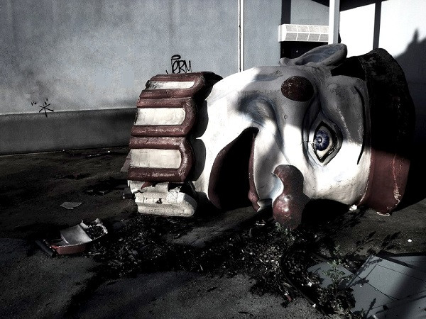 Những bức tượng chú hề, nàng tiên cá và nhân vật Mardi Gras giờ đây đã vỡ nát, lăn lóc dưới đất khiến người ta không khỏi ớn lạnh khi vô tình vấp phải.