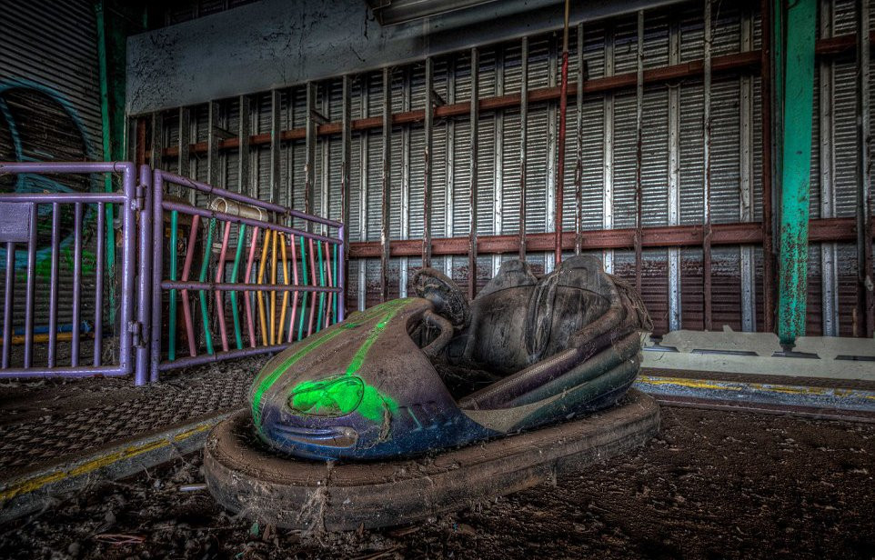 Công viên giải trí Six Flags mở cửa lần đầu vào năm 2000, trước khi buộc phải đóng cửa khi siêu bão Katrina đổ bộ tàn phá tất cả vào tháng 8/2005. Cơn bão nhấn chìm 80% diện tích New Orleans, và công viên ma ám này cũng nằm trong số đó.