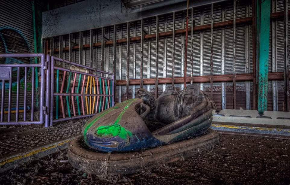 Công viên giải trí Six Flags mở cửa lần đầu vào năm 2000, trước khi buộc phải đóng cửa khi siêu bão Katrina đổ bộ tàn phá tất cả vào tháng 8/2005. Cơn bão nhấn chìm 80% diện tích New Orleans, và công viên ma ám này cũng nằm trong số đó.