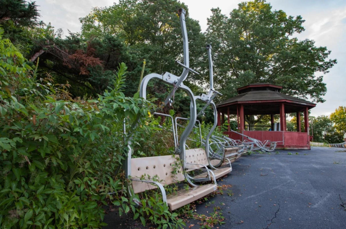 Trong những năm qua, nhiều chuyến tàu lượn siêu tốc đã được xây dựng thêm trong công viên. Trước đó, đây từng là nơi thu hút du khách với tàu lượn siêu tốc Quỷ đỏ bằng thép, tàu lượn siêu tốc cho trẻ em Tumbleweed và các điểm tham quan cũng như trò chơi cảm giác mạnh khác.