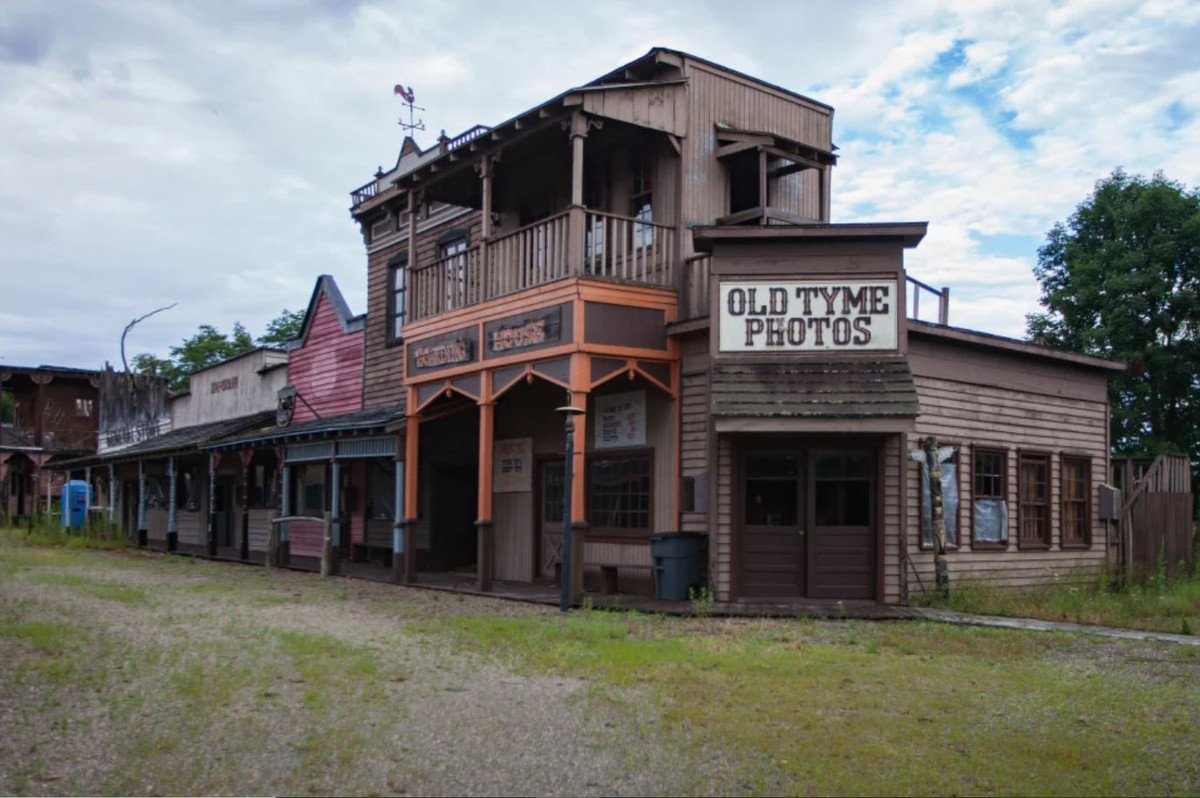 Để đến công viên, hành khách phải sử dụng đường sắt đôi nghiêng lên đỉnh núi Buck, với tầm nhìn ra thung lũng Maggie.