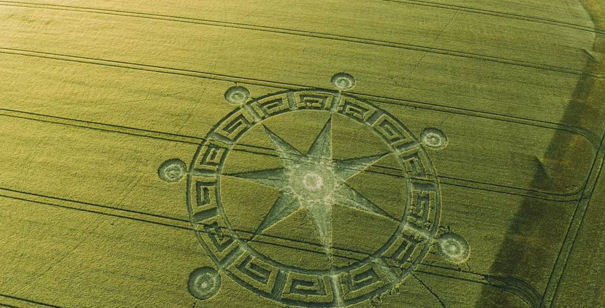 Vòng tròn bí ẩn này được phát hiện lần đầu tiên vào năm 2018 gần Sixpenny Handley ở Dorset và đã trở thành một địa điểm khám phá của nhiều người khi đến Vương quốc Anh.