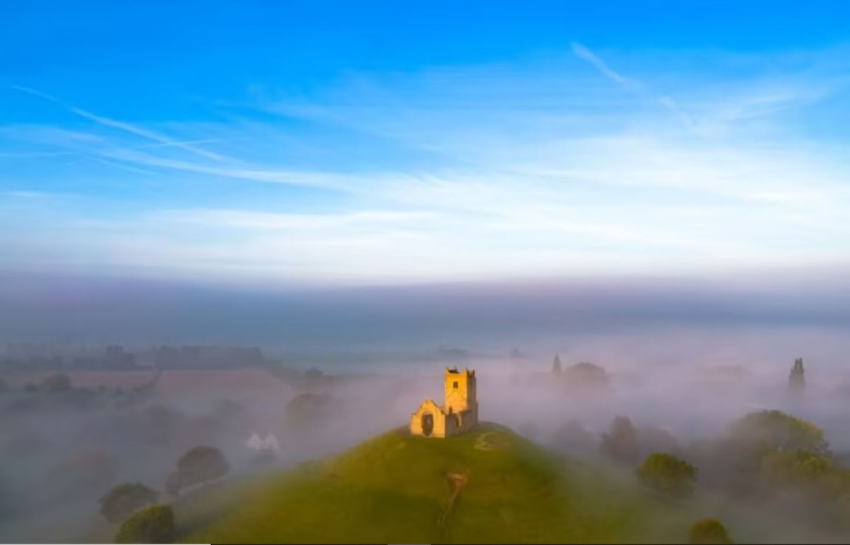 Burrow Mump và nhà thờ St Michael nhô lên khỏi màn sương mù vô cùng kỳ ảo. Đây là điểm đến nổi tiếng nước Anh tồn tại từ thế kỷ 18 ở làng Burrowbridge thuộc hạt Somerset.